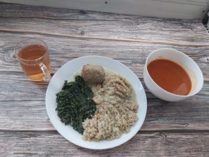 Zdjęcie przedstawia Dietę łatwostrawną  Zupa ziemniaczana a'la solferino Kasza jęczmienna/sypko Zrazik wieprzowy pieczony Sos koperkowy dieta Szpinak gotowany z olejem Kompot owocowy z jabłkami